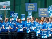 Ryanair-Piloten in Italien erhalten Tarifvertrag. (Bild: KEYSTONE/EPA/RONALD WITTEK)