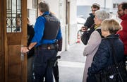 9. März 2018: Letzter Verhandlungstag im Mordfall Wagenhausen: Der Angeklagte wird von der Polizei ins Bezirksgericht Frauenfeld begleitet. (Bild: Reto Martin)