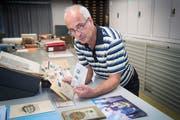 Schatzmeister über die Sammlung von Josef Steigmeier ist heute Wolfgang Göldi. Der Kantonsbibliothekar hat die Sammlung für die Vadiana gesichtet und teilweise erschlossen. (Bild: Ralph Ribi)