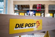 Das Logo der Post im Innenbereich der Schalterhalle der Hauptpost Luzern. (Bild: Urs Flüeler / Keystone)