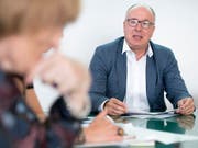 Ein Leitprojekt des Waadtländer Staatsrates Pierre-Yves Maillard (SP): Im Kanton Waadt werden ab September mehrere Zehntausend Haushalte von zusätzlichen Prämienverbilligungen profitieren. (Bild: KEYSTONE/LAURENT GILLIERON)