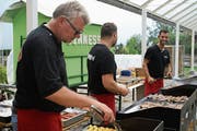 Das Grillgut ist bereit für die Mitarbeitenden des Lukashauses. (Bild: PD)