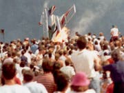 Vor 30 Jahren kam es bei einer Flugschau in Ramstein zu einer Katastrophe: Ein Flugzeug einer Kunstflugstaffel stürzte in die Zuschauer und explodierte. 70 Menschen wurden getötet, über 450 weitere verletzt. (Bild: KEYSTONE/AP/STR)