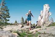 Wenn Andrea Huser losrennt, kann ihr bezüglich Ausdauer kaum jemand das Wasser reichen. Über 100 Kilometer auf «Trails» zu rennen, ist für sie ein Klacks.