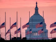 Dondald Trump hat nach massivem öffentlichen Druck den verstorbenen Senator John McCain doch noch gewürdigt. Er ordnete an, alle Flaggen in Washington bis zur Beerdigung McCains am Sonntag auf Halbmast zu setzen. (AP Photo/J. David Ake) (Bild: KEYSTONE/AP/J. DAVID AKE)