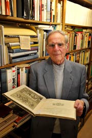 Josef Steigmeier mit seinem Archiv in der Kantonsbibliothek