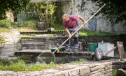 Lukas Roggensinger kümmert sich um die Fischzucht.