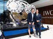 Der Luxusuhren-Hersteller IWC ist optimistisch: Im Bild feiert Velolegende Fabian Cancellara (links) mit IWC-CEO Chris Grainger die Eröffnung der neuen Manufaktur am Montag in Schaffhausen. (Bild: KEYSTONE/MELANIE DUCHENE)