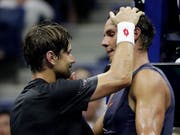 David Ferrer (links) musste seine Partie der 1. Runde am US Open gegen Rafael Nadal nach einer Wadenverletzung aufgeben (Bild: KEYSTONE/AP/JULIO CORTEZ)
