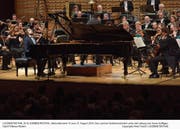 Das Luzerner Sinfonieorchester mit dem Pianisten Daniil Trifonov. (Bild: Peter Fischli/LF (Luzern, 27. August 2018))