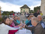 Besucher stossen mit Wein vom Untersee an. (Bild: Margrith Pfister-Kübler)