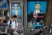 Seine ungeheure Machtfülle setzt Xi Jinping (Hintergrund) weniger für Veränderung als für Stabilität ein. (Bild: Mark Schiefelbein/AP, Peking, 22. August 2018)