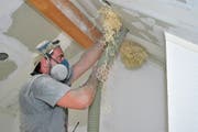 Die Gemeinde Weinfelden unterstützt energetische Sanierungen, beispielsweise blasbare Dämmungen. (Bild: Mario Testa)