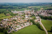 Das Dorf Waldkirch. Der Dorfkern befindet sich im Bild rechts der Kirche. (Bild: Urs Bucher (20. Mai 2018))