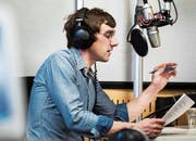 Erzähler ist der Schweizer Schauspieler Aaron Hitz. (Bild: SRF)