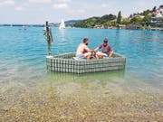 Sascha Kottmann (links) und Markus Hitz in ihrem Bierbüchsenboot auf dem Hallwilersee. (Bild: zvg (Meisterschwanden, 19. August 2018).)