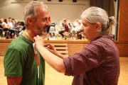 Die Fachfrau der Lieferfirma Schuler nimmt Mass für das Hemd von Flügelhornist Gody Arnold. (Bild: PD, Unterschächen, 21. August 2018)