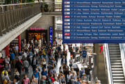 Die Anzeigetafel im Bahnhof Luzern ist heute schon gross. Im nächsten Frühling dürfte gar eine 100 Meter breite Videowand über den Perrons installiert werden. (Bild: Philipp Schmidli, 7. Juni 2018)
