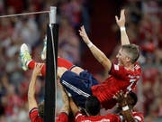 Bastian Schweinsteiger lässt sich nach seinem Tor von seinen ehemaligen Mitspielern feiern (Bild: KEYSTONE/AP/MATTHIAS SCHRADER)