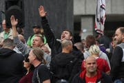 Inmitten des ausländerfeindlichen Mobs hebt ein Mann seinen Arm zum Hitlergruss. (Bild: Sean Gallup/Getty Images (Chemnitz, 27. August 2018))