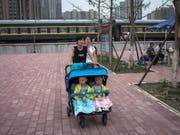 China will wegen der veränderten demographischen Entwicklung nun auch die Zwei-Kind-Politik abschaffen. (Bild: KEYSTONE/EPA/ROMAN PILIPEY)