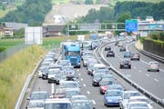 Ein häufiges Bild im Sommer und an Wochenenden: Stau auf der A2 in Richtung Luzern.(Bild Markus von Rotz, Stans, 26. Juni 2017)