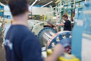 Die Mem-Industrie profitiert insbesondere auch von der Abschwächung des Frankenkurses. (Bild: Gaëtan Bally/Keystone (Birr, 22. August 2012))