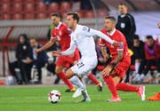 Otar Kakabadze (in Weiss) in einem Länderspiel für Georgien, verfolgt von Serbiens Aleksandar Kolarov. Bild: Nebojsa Parausic/Imago (Belgrad, 9. Oktober 2017)