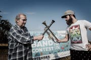 Moderator Thomas Götz und Organisator Fabian Bächi kreuzen die Instrumente. (Bild: Donato Caspari)
