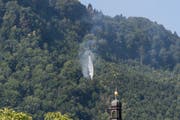 Ein Helikopter fliegt Wasser zur Unfallstelle am Lopper. (Bild Roger Grütter, Hergiswil, 4. August 2018)