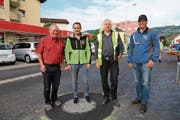 Nur noch die Markierungen fehlen. Über die sanierte Altstätter Bahnhofstrasse freuen sich (von links) Max Köppel, Spar-Geschäftsführer, Salvatore Fabiano, Projektleiter Elektrizitätswerk, Bauleiter Patrick Gächter und Heinz Ruppanner, Leiter Wasserwerk. (Bild: Hildegard Bickel)