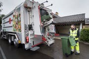 Zur Leerung der grünen Tonnen der Grünabfuhr hat die Stadt ein neues Kehrichtauto angeschafft. Es ist regelmässig in der Stadt unterwegs. (Bild: Ralph Ribi - 27. Juli 2017)