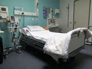 Besonders profitabel war bisher der stationäre Bereich: Mit den hohen Margen bei den Zusatzversicherungen könnte es aber bald einmal vorbei sein. Der Markt droht zu kollabieren, weil sich die gesundheitspolitischen Rahmenbedingungen rasch ändern. (Bild: KEYSTONE/GAETAN BALLY)