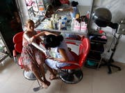 Auch in Kambodscha werden Bleichmittel zur Aufhellung der Haut angewendet. Sie wollen gut aussehen, «wie reiche Leute», ist eines der Argumente, das Frauen für eine Aufhellung der Haut ins Feld führen. (Bild: KEYSTONE/EPA/MAK REMISSA)