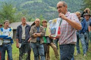 Beat Zgraggen erklärt den Teilnehmern, auf was sie im Umgang mit exotischen Pflanzen achten müssen. (Bild: PD)