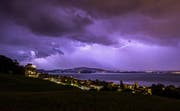 Ein Gewitter über dem Zugersee. (Leserbild: Daniel Hegglin)