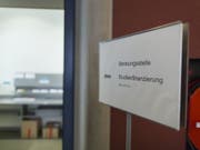 In der Schweiz wurden 2017 etwa 343 Millionen Franken Ausbildungszuschüsse aus der öffentlichen Hand bezahlt - gemäss Statistik des Bundes ein Rekord. Im Verhältnis zu den öffentlichen Bildungsausgaben insgesamt beträgt der Anteil an Stipendien und Darlehen aber weniger als 1 Prozent. (Bild: Keystone/GAETAN BALLY)