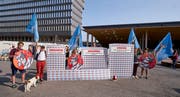 Initianten der Alpen-Initiative übergeben den Schmähpreis symbolisch an die SBB (Bild: PD)
