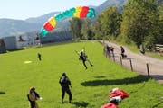 Insgesamt sechs Fallschirmspringer brachten die aus Metall bestehenden Schaufeln der Spaten für den Spatenstich mit. Sie sprangen aus einem Pilatus Porter und landeten auf einer Wiese an der Thur. (Bild: Marin Knoepfel)