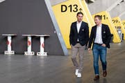 YB-Sportchef Christoph Spycher (rechts) spaziert mit Trainer Gerardo Seoane. (Bild: Urs Lindt/Freshfocus (Bern, 4. Juni 2018))