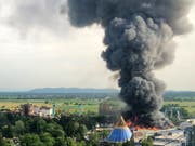 Die Ermittlungen zur Ursache des Grossbrandes im Europapark Rust sind eingestellt worden. Nach Einschätzung der Staatsanwaltschaft gibt es keine Hinweise auf Brandstiftung oder ein sorgfaltswidriges Handeln. (Bild: KEYSTONE/EPA/CHRISTINE GUERTLER)