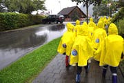 Dank den Regenponchos der TCS-Sektion Uri sind die Kinder besser sichtbar. (Bild: PD)