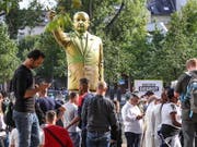 Eine vier Meter hohe, goldfarbene Statue des türkischen Präsidenten Erdogan hat in Wiesbaden heftige Diskussionen ausgelöst. Die Statue war Teil der Kunstausstellung Wiesbaden Biennale. Sie wurde «aus Sicherheitsgründen» entfernt. (Foto: Armando Babani/EPA) (Bild: KEYSTONE/EPA/ARMANDO BABANI)