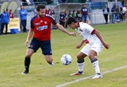   Chams Cyrill Gasser (left) and Siyar Doldur in a duel for the ball: Werner Schelbret (29 August 2018)) 