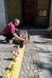Der Pfarreibeauftragte Peter Oberholzer mit der Arche: Er wartet auf mehr Tiere. (Bild: Thomas Hary)