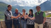 Die Teilnehmer am Eröffnungsapéro auf der «Alp-Hittä» aus dem Nätschen. Von links: Martin Baumgartner, Robert Schnydrig, Regula Meier, Nadia Gisler, Franz Steinegger. (Bild: PD)