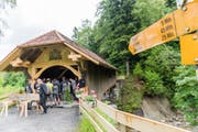 ...und die alte, wieder in den Originalzustand versetzte Brücke. (Bilder: Roger Grütter, (Kriens 2. Juni 2016))