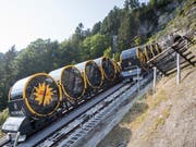 Bis zu 110 Prozent Steigung überwindet die Standseilbahn am Stoos - gekostet hat das Projekt 88 Millionen Franken. (Bild: KEYSTONE/URS FLUEELER)