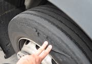 Die Reifen des Autotransporters waren in schlechtem Zustand. (Bild: Luzerner Polizei)