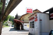 Die Lindenplatz-Garage an der Fichtenstrasse mit ihrer Tankstelle gehört zum vertrauten Ortsbild. (Bilder: Philipp Stutz)